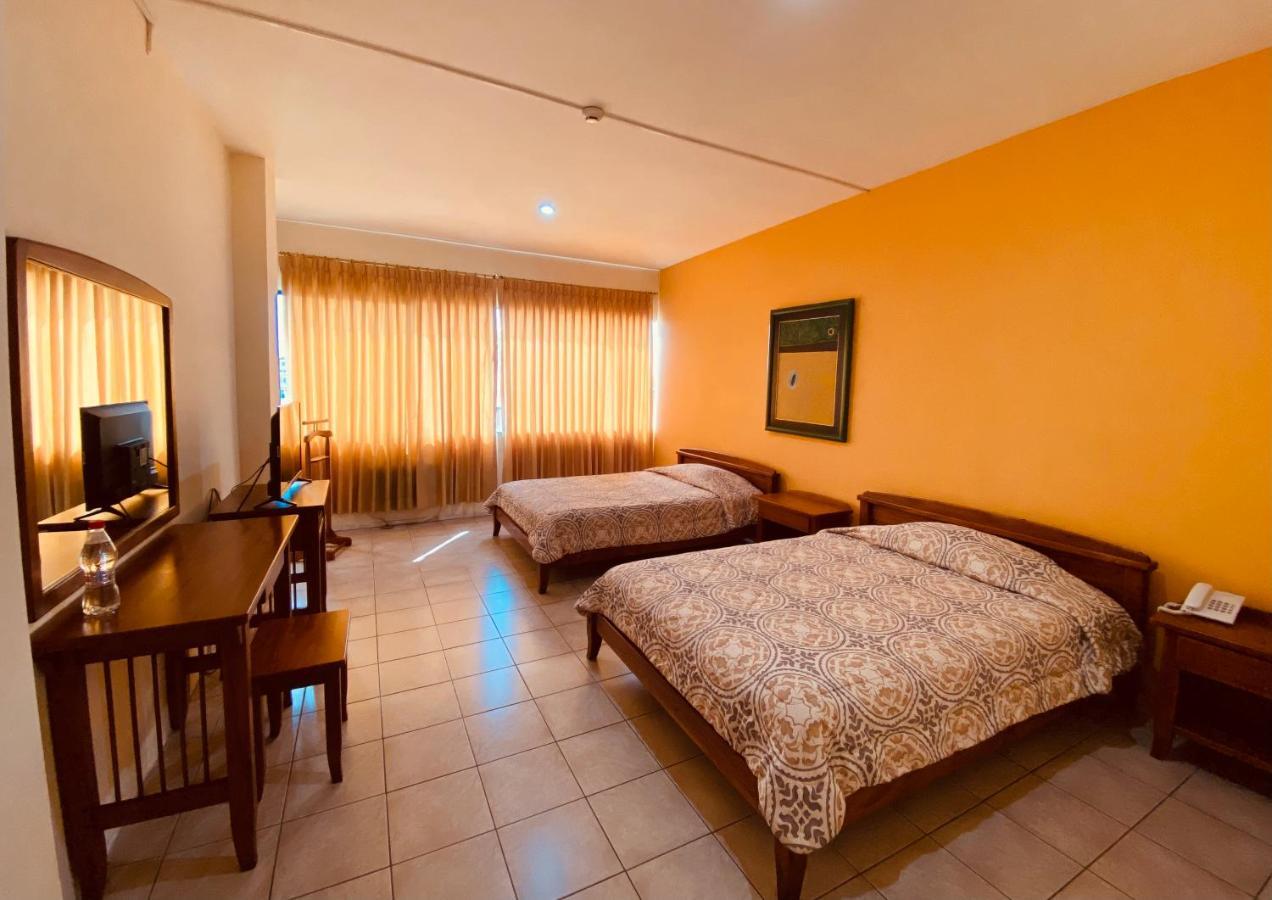 Hostal Solar Del Puerto Machala Buitenkant foto