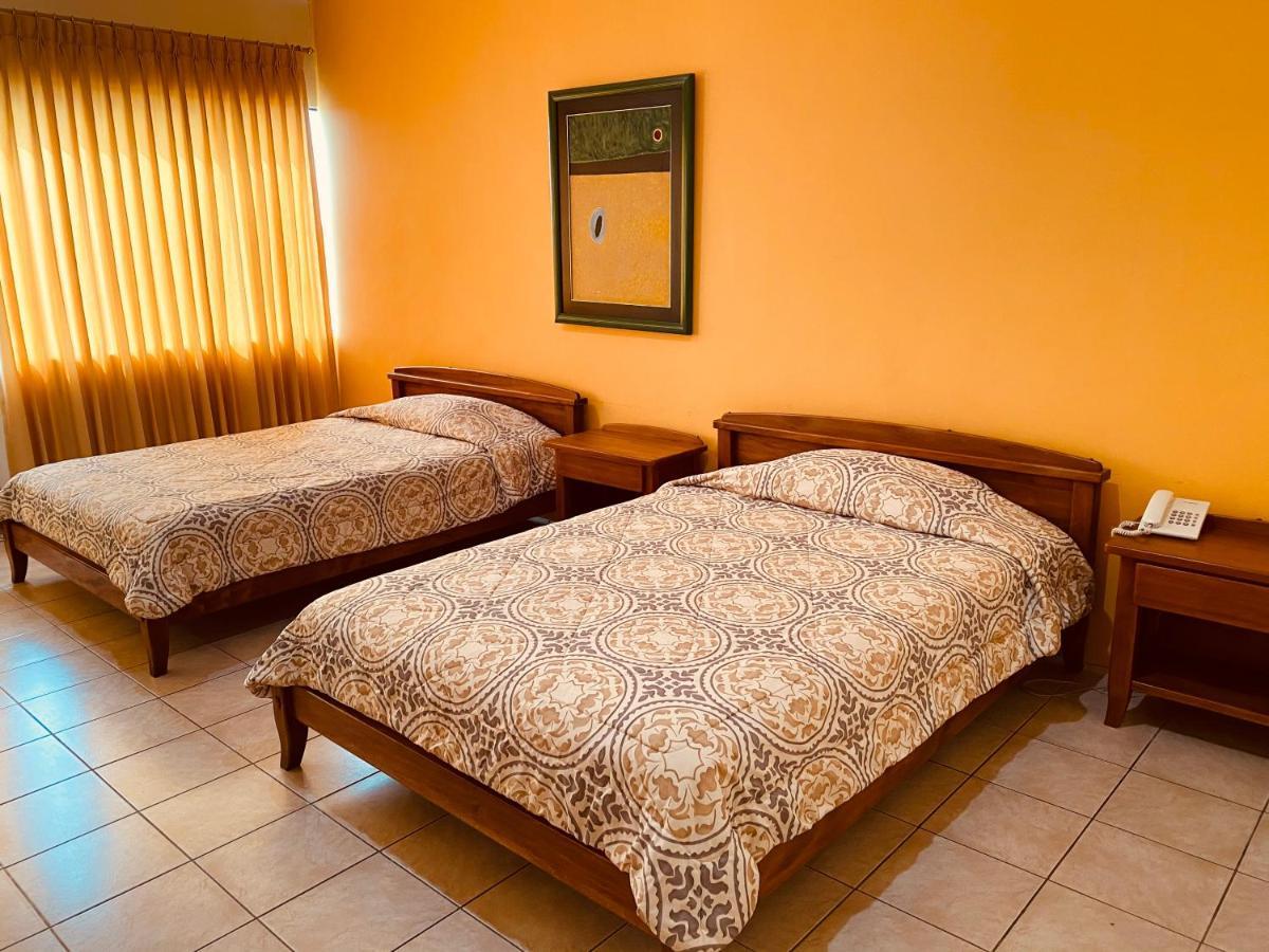 Hostal Solar Del Puerto Machala Buitenkant foto