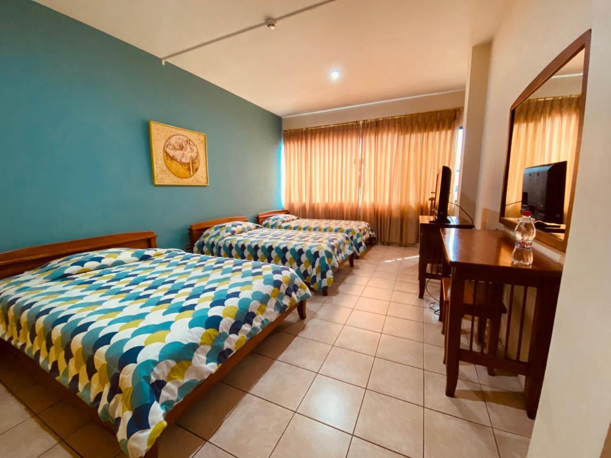 Hostal Solar Del Puerto Machala Buitenkant foto