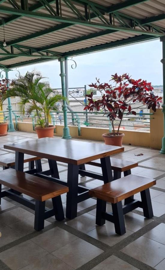 Hostal Solar Del Puerto Machala Buitenkant foto