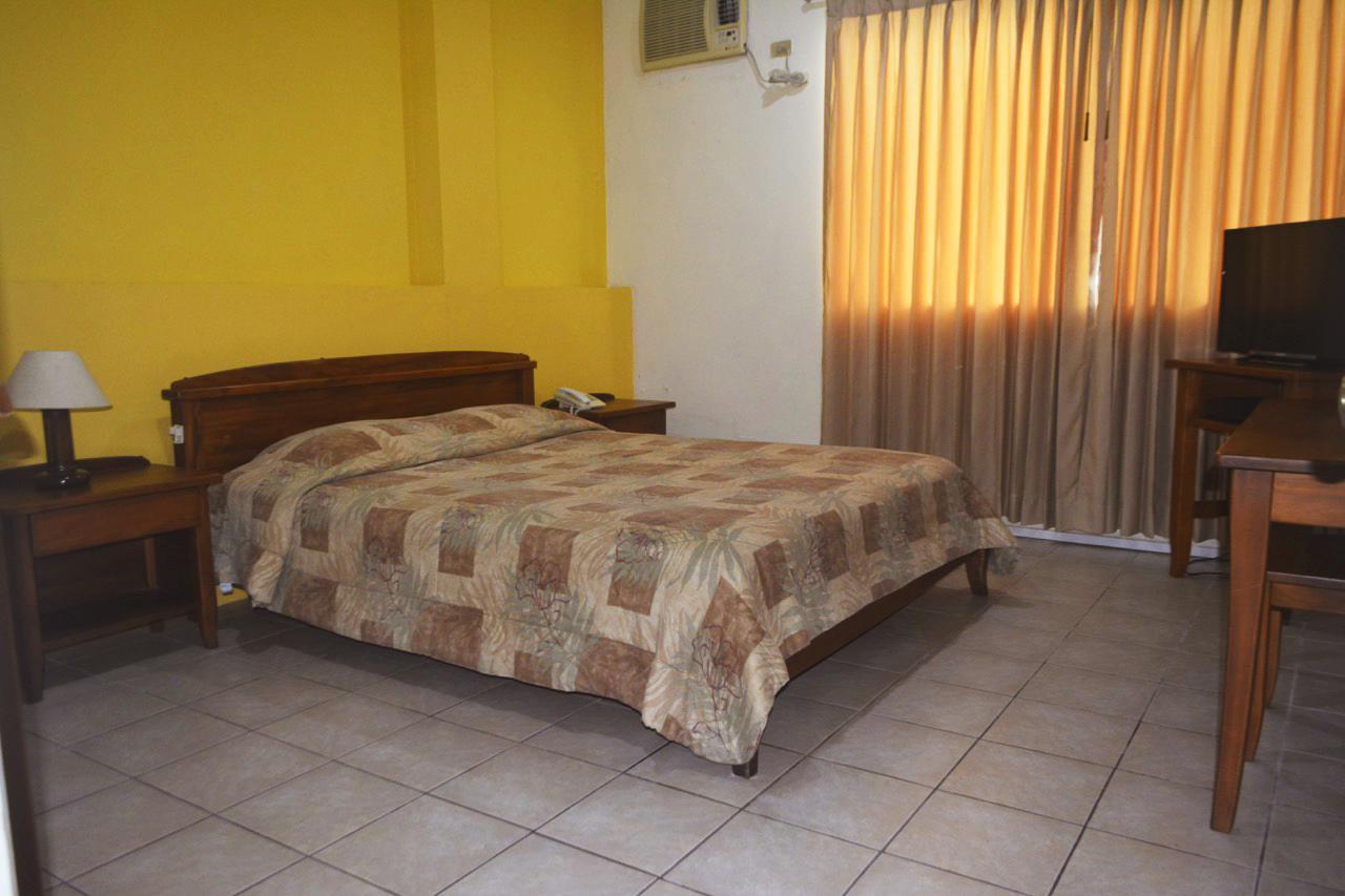 Hostal Solar Del Puerto Machala Buitenkant foto