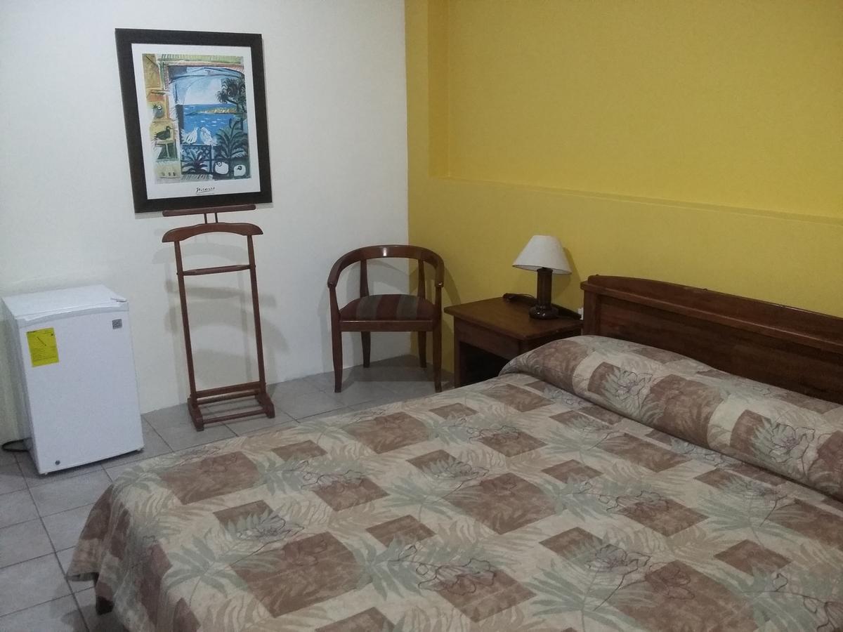Hostal Solar Del Puerto Machala Buitenkant foto