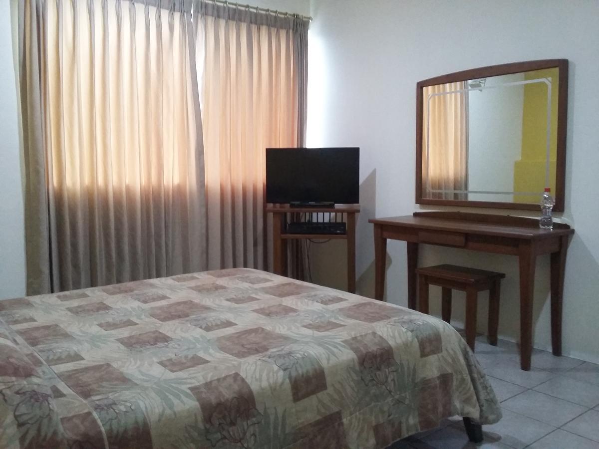 Hostal Solar Del Puerto Machala Buitenkant foto